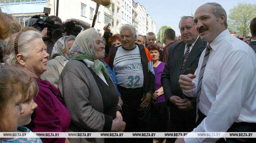 Aleksandr Lukashenko talks to Shklov residents, May 2005