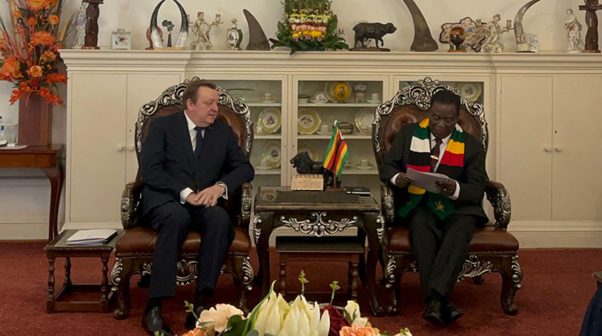 Un laptop bielorusso regalato al presidente dello Zimbabwe
