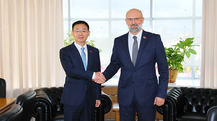 Ambassador Zhang Wenchuan and Igor Sekreta. MFA photo