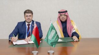Sergei Dubina and Abdulaziz bin Abdullah Al-Duailej. Minsktrans' photo.