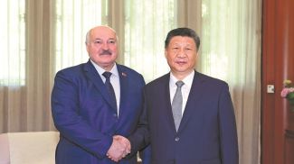 President Xi Jinping meets with Belarusian President Alexander Lukashenko in Beijing on Wednesday. 
Photo: HUANG JINGWEN/XINHUA