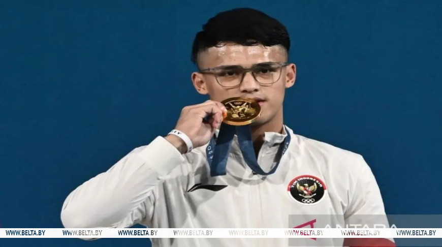 Indonesian weightlifter Rizki Juniansyah wins a gold medal at the 2024 Paris Olympics at South Paris Arena in Paris, France, Thursday (August 8, 2024).