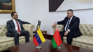 Yván Gil Pinto and Ambassador Dmitry Derevinsky. MFA photo