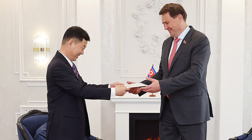 Maxim Ryzhenkov and Ji Kyong Su. Photo courtesy of the Belarusian Ministry of Foreign Affairs