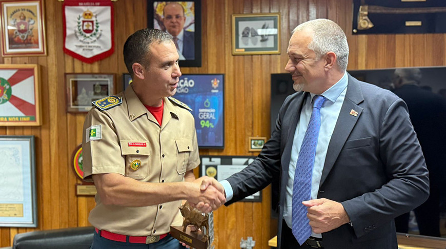 Moisés Alves Barcelos and Ambassador Andrei Andreyev. Photo courtesy of Belarus' Embassy in Brazil