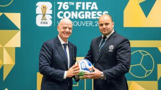 Gianni Infantino and Yauheni Buloichyk. Photo courtesy of the Belarusian Football Federation