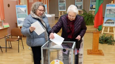 War veteran Aelita Samsonova and Olympic champion Igor Makarov vote at Belarus’ elections