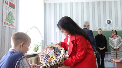 Minsk diplomatic spouses club donates furniture to special needs school
   