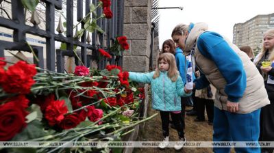  People
bring flowers to Russian Embassy in Minsk 