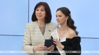 Kochanova presents diplomas to college graduates