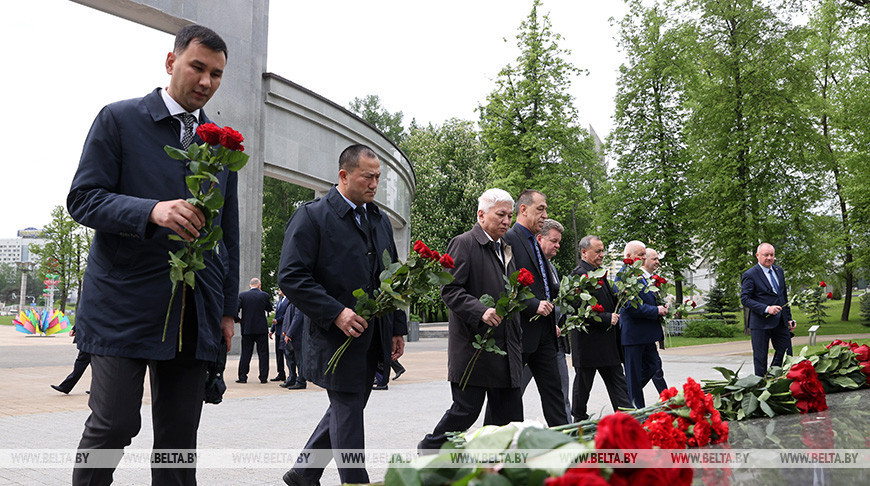 CIS senior officials lay flowers at  war memorial in Minsk 
