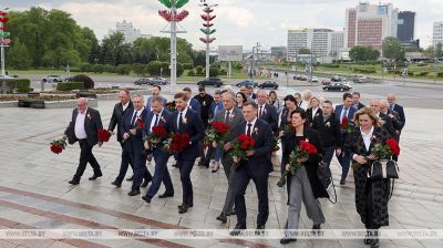 Belarusian media chiefs lay flowers at war memorial in Minsk 