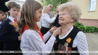  War veteran Valentina Baranova from Grodno receives congratulations 
 