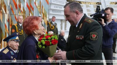 Belarusian defense minister presents awards to war veterans 
 