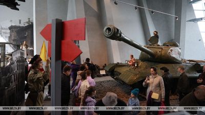 War museum in Minsk draws crowds on 9 May