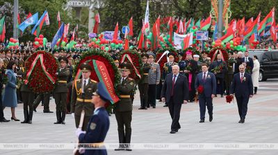 Lukashenko lays wreath at Victory Monument in Minsk