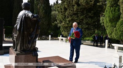 Lukashenko lays wreath at tomb of Heydar Aliyev, fallen heroes monument in Baku