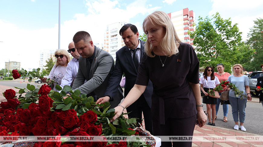 Belarusians bring flowers to Iranian Embassy in Minsk