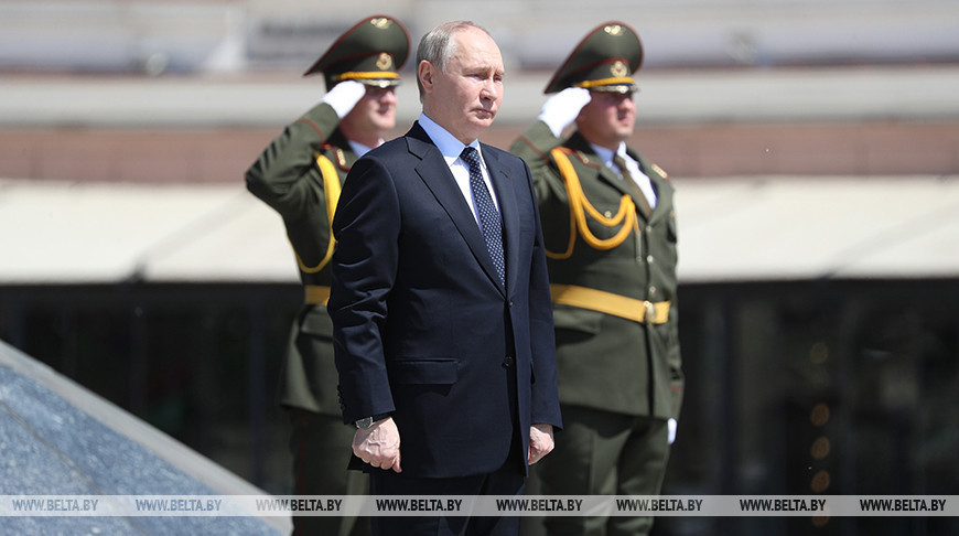 Putin lays wreath at Victory Monument in Minsk 