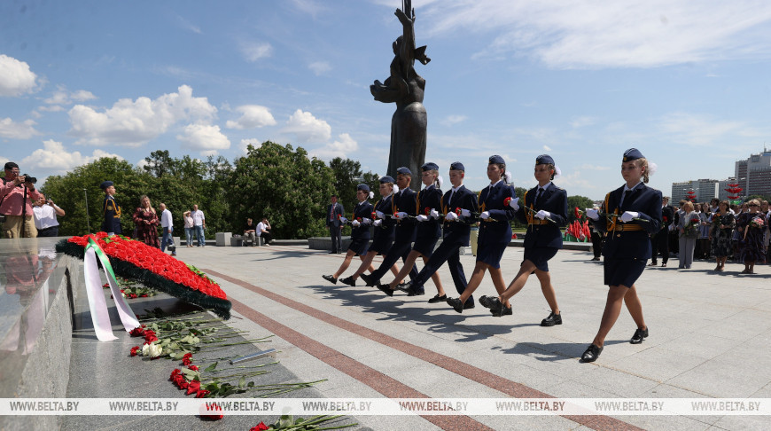 School leavers lay flowers at Minsk Hero City Monument