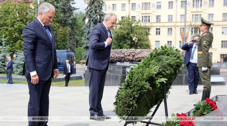 Sergeyenko, Volodin lay wreaths at Victory Monument in Minsk