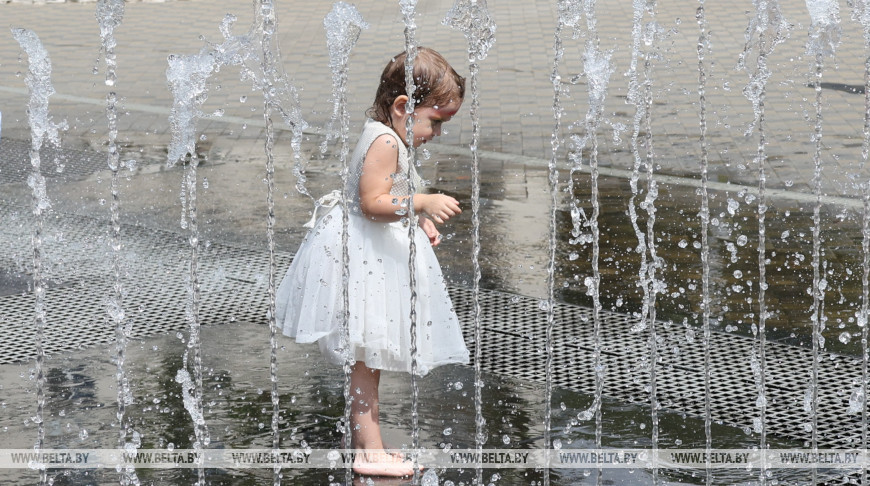 Children beat heat in Minsk