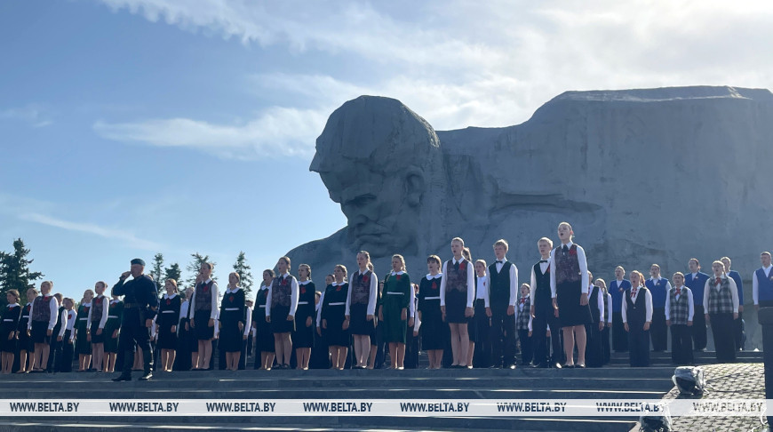 Participants of Memory Train project lay flowers in Brest Fortress