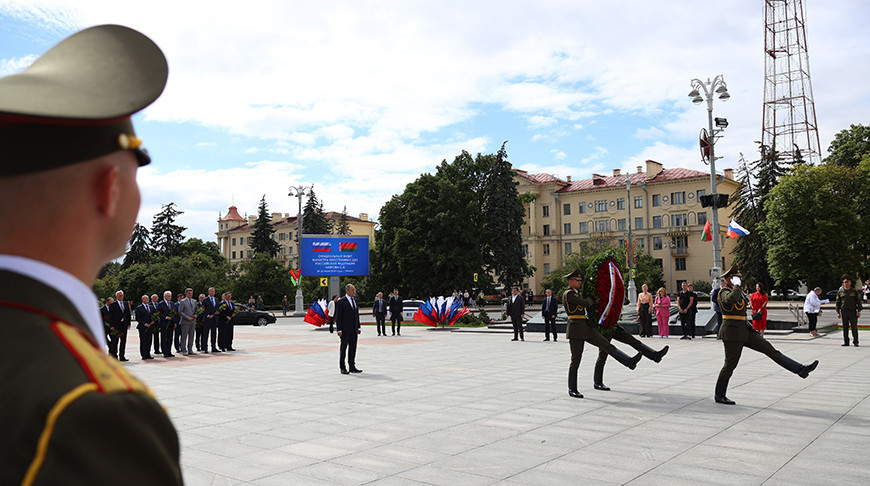  Lavrov lays flowers at Victory Monument in Minsk 
   