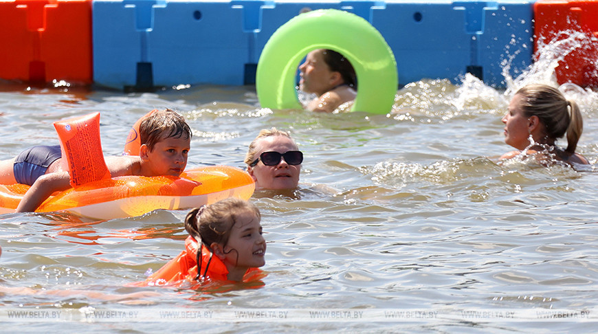 Belarusians trying to stay cool on hot summer days