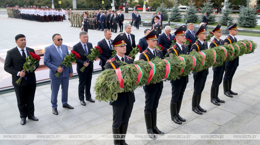 CIS internal affairs ministers lay flowers at Victory Monument in Minsk