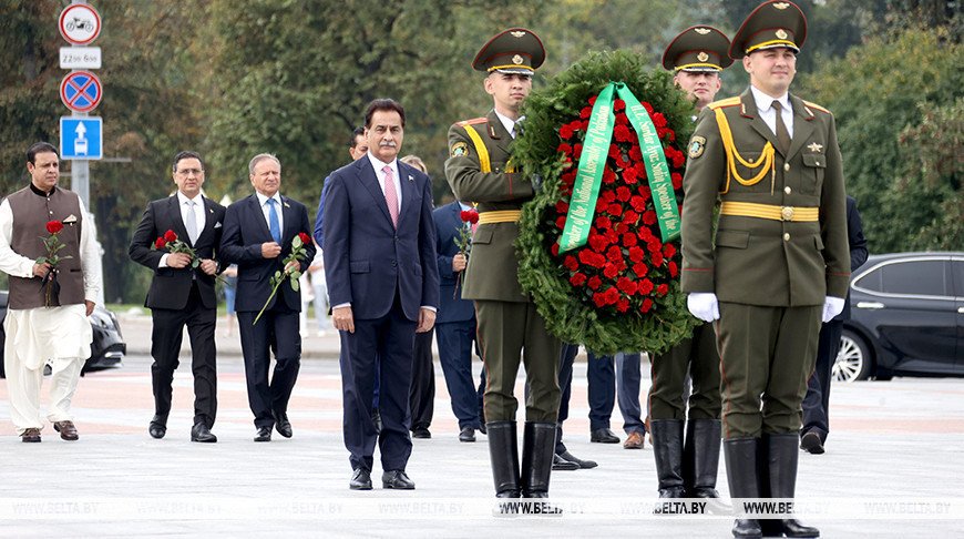 Pakistan’s delegation lays flowers at war monument in Minsk