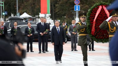 China’s premier lays wreath at Victory Monument in Minsk