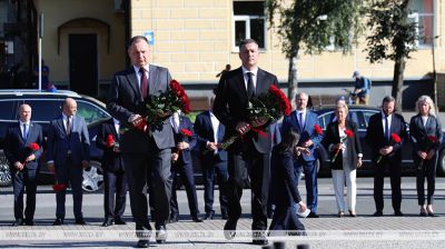 Belarusian PM lays flowers at Eternal Flame memorial in Pskov