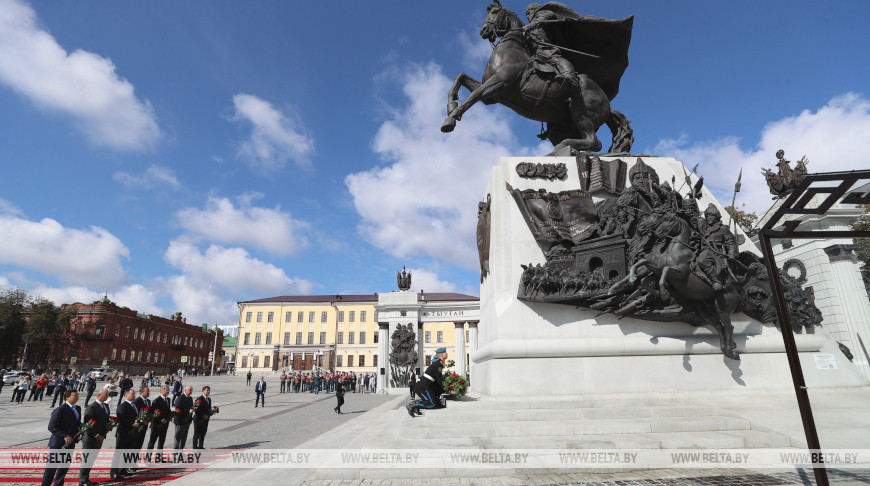 Belarusian PM lays flowers at Minigali Shaymuratov monument in Ufa