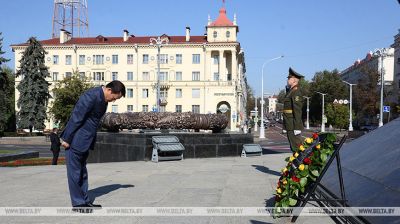 Vietnam’s minister of public security lays wreath at Victory Monument in Minsk