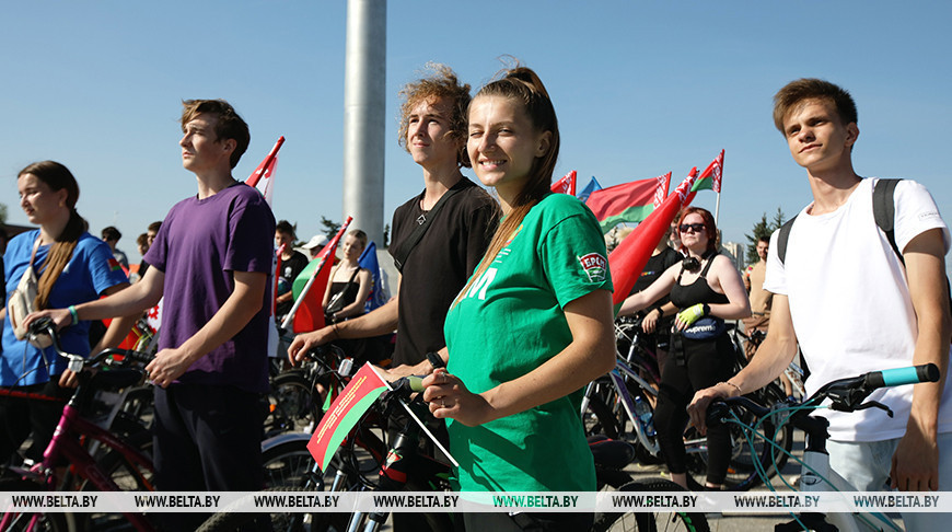 Under the Flag of Unity and Independence bike ride