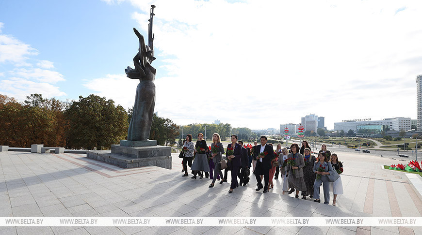 Vietnamese delegation lays flowers at Minsk Hero City monument 