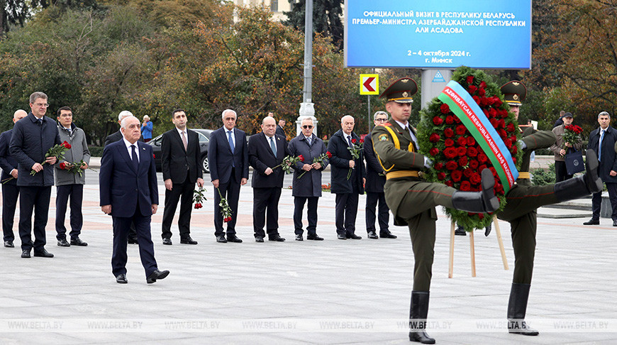 Azerbaijan PM lays wreath at Victory Monument in Minsk