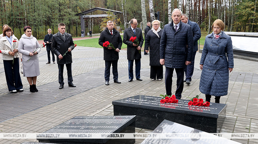 Belarusian Parliament speaker lays flowers at Ola war memorial 