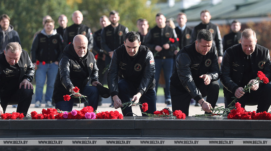 Belarus president’s ice hockey team lays flowers at Brest Fortress