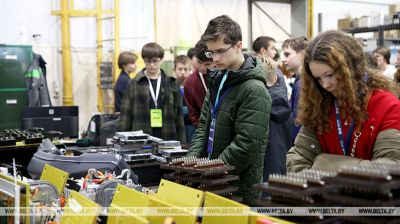 Factory tourism: Belkommunmash hosts students from Russia