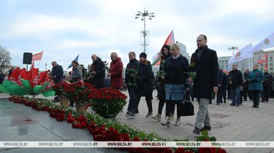 Belarusians lay flowers at Lenin’s monument in Nezavisimosti Square in Minsk