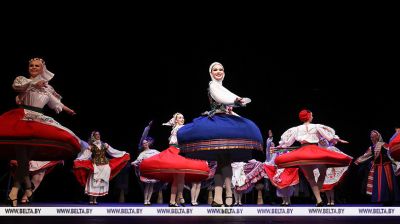 Khoroshki Ensemble on stage of Kupala Theater in Minsk
  
  