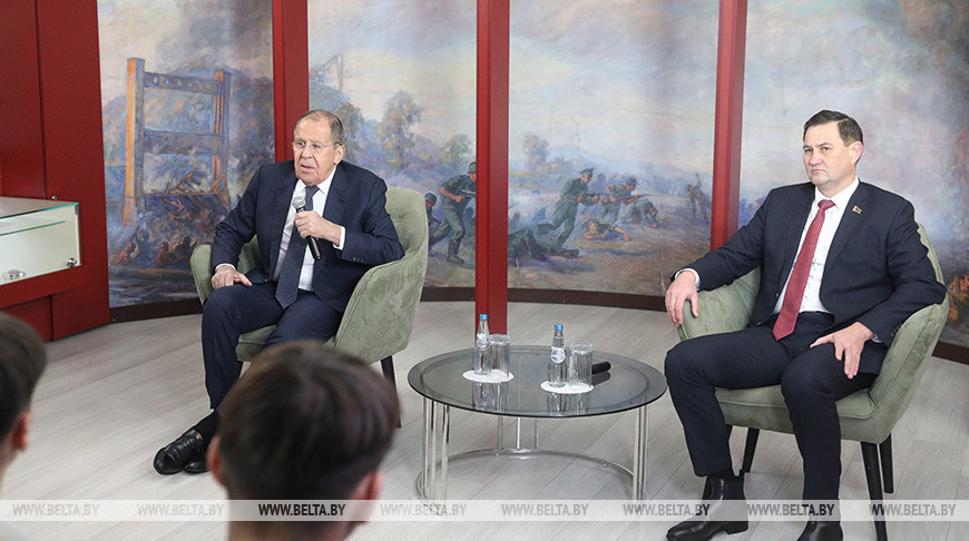 Foreign ministers of Belarus, Russia meet with Brest students