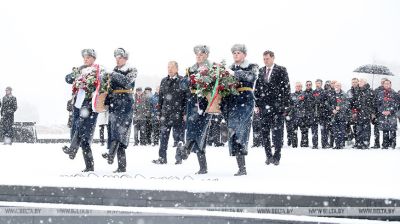 Ryzhenkov, Lavrov lay flowers at Eternal Flame in Brest Fortress 
  
 