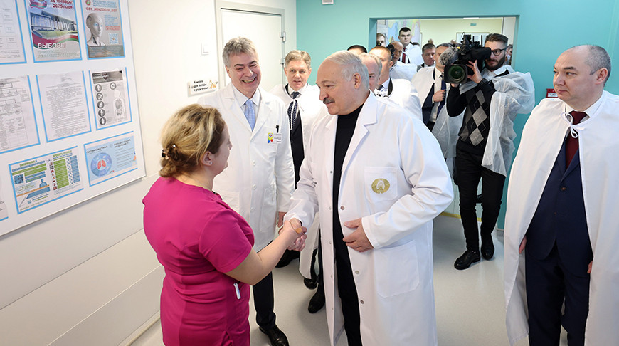 Lukashenko visits children's hospital on New Year's Eve