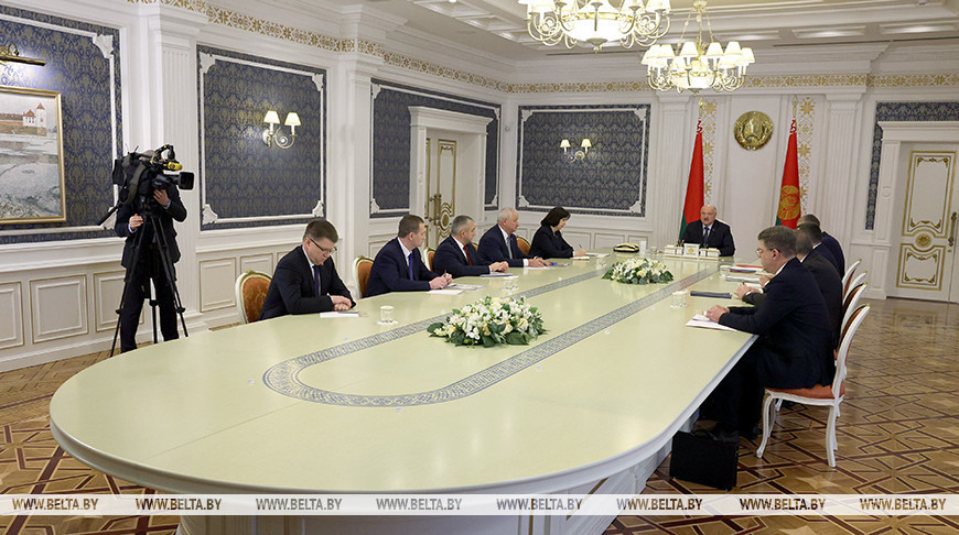 Lukashenko meets governors, Minsk mayor