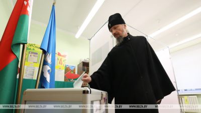 Metropolitan Veniamin casts his vote 