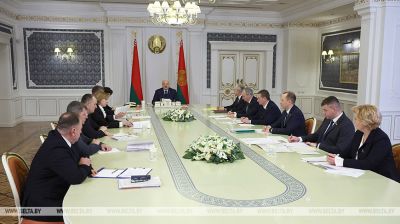 Lukashenko holds meeting to discuss status of local authorities  