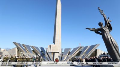 Flower ceremony at Minsk Hero City Monument